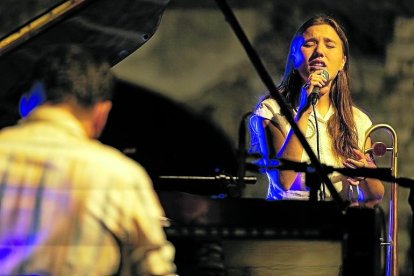 Rita Payés y Xavi Torres, en un momento del concierto en la arena del Amfiteatre de Tarragona.