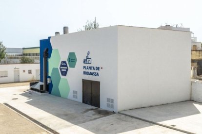 La planta de biomassa, situada al recinte del camp de fútbol
