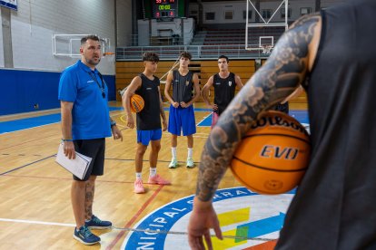 El técnico Toni Larramona comanda el primer entrenamiento oficial en El Serrallo.