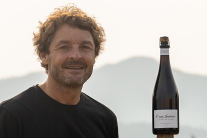 Pepe Raventós, a Can Sumoi, amb l'escumós Muntanya 2024, nascut a les terres altes del Montmell