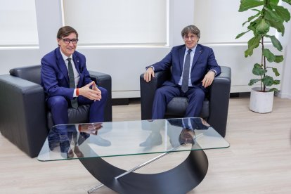 Salvador Illa y Carles Puigdemont, este martes en Bruselas. Illa luce la pulsera roja.