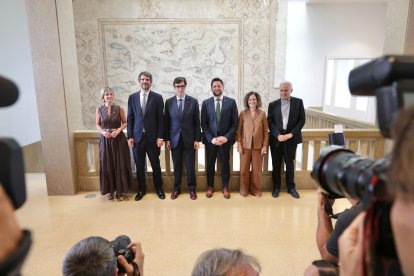 Foto de familia de los miembros del consorcio: de izquierda a derecha, Noemí Llauradó (Diputació de Tarragona), Ernest Urtasun (Ministeri de Cultura), Salvador Illa (Generalitat), Rubén Viñuales (Ajuntament), Sònia Hernández (Conselleria de Cultura) y Joan Planellas (Arzobispado)