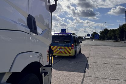 Un camión en el control de la AP-7