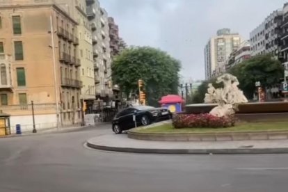 El vehículo encima de la rotonda.