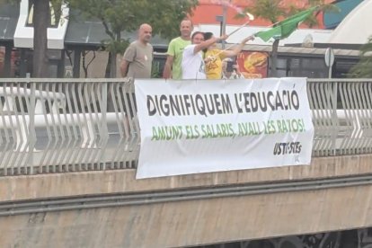 El sindicato USTEC·STEs ha llevado a cabo una acción de protesta en el puente que cruza la A-7 a la altura del centro comercial Les Gavarres