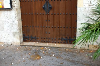 Así ha quedado el Ayuntamiento de L'Arboç después de que lanzaran huevos en la fachada