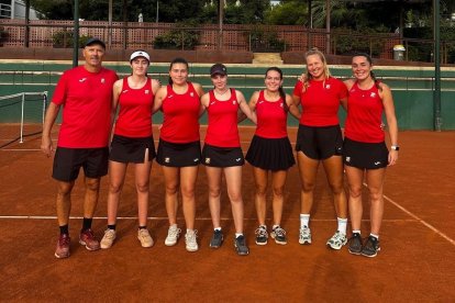 El equipo del CT Tarragona en la pista del club.