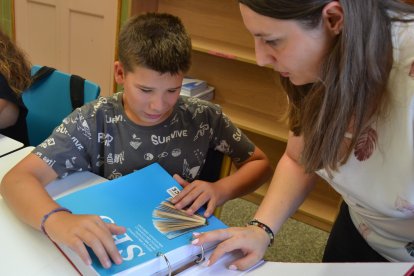 Pol y Tamara, este lunes organizando el material escolar, en braille.