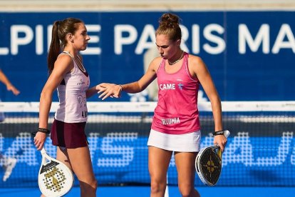 Anna Ortiz y Giulia Dal Pozzo, en París,