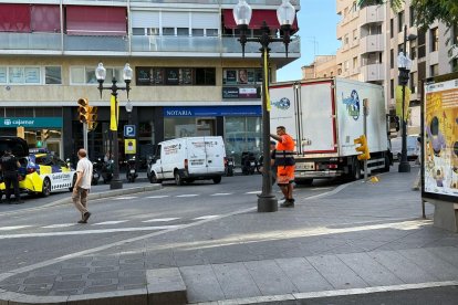 Una patrulla de la Guàrdia Urbana ha acudido al lugar.