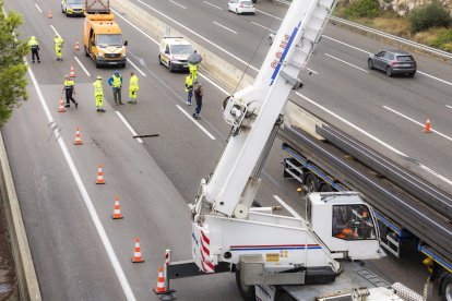 Las vigas quedaron esparcidas por la calzada, bloqueando totalmente el tráfico en sentido norte