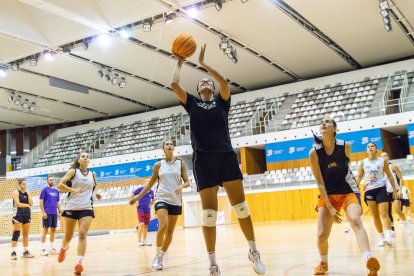 Entrenamiento de la semana pasada en el que se ve a Brigitte Lefebvre-Okankwu realizando un tiro a canasta ante la mirada de otras jugadoras.