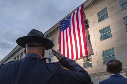 Un soldado saluda la bandera americana en el aniversario del 11-S
