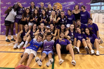 Las jugadoras del TGN Bàsquet celebrando su victoria en su estreno en la LF2 y en la Lliga Catalana.