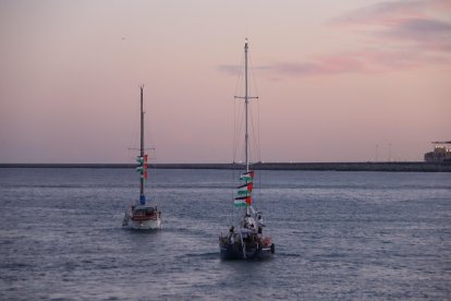 Dos barcos de la Global Sumud Flotilla abandonan el puerto de Barcelona