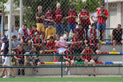 Algunos aficionados rojinegros desplazados hasta Castellón para seguir el partido.