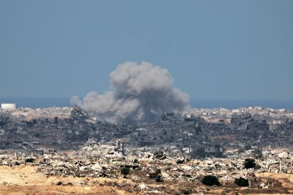 Una columna de humo se levanta tras una incursión aérea israelí sobre la ciudad de Gaza, este martes
