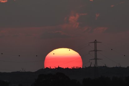 El sol se pone en una Gaza derruida por los numerosos ataques de Israel