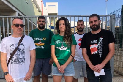 Membres de la Junta de Personal Docent de les Terres de l'Ebre, davant de l'Institut Despuig de Tortosa.