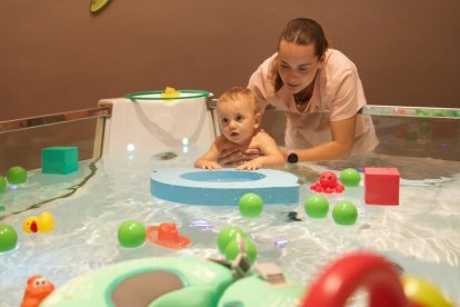 Una de las sesiones de la fisioterapeuta pediátrica con un bebé