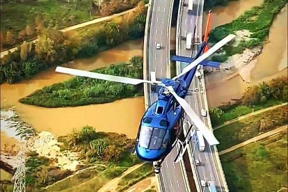 Uno de los helicópteros sobrevolando la AP-7