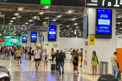 Pasajeros en la estación de Sants de Barcelona.