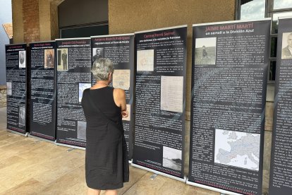 Una dona ressegueix la història de diferents ebrencs, en una mostra que ha acompanyat el congrés, al Museu de Tortosa