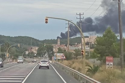 Gran columna de humo causada por el incendio.