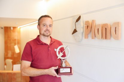 Aleix Plana con el trofeo del Concurso de Albañilería de Málaga.
