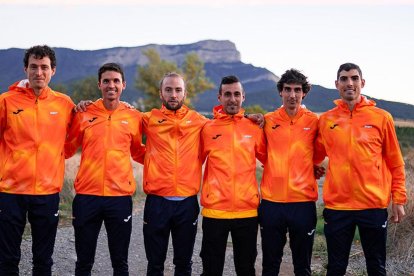 Abel Carretero (segundo de izq. a derecha) y Julen Calvó (cuarto), con el los integrantes de la selección española.