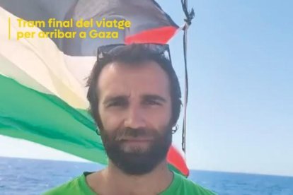 El doctorando Adrià Plazas, detenido en el barco de la Flotilla.
