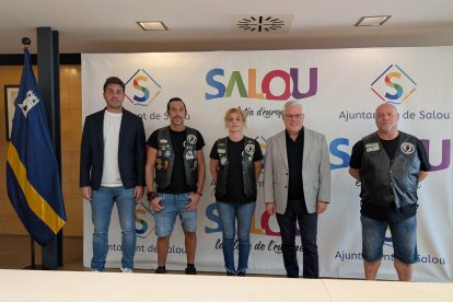 dijous 02 octubre 2025

L’alcalde de Salou, Pere Granados, i el regidor d’Esports, Yeray Moreno, han rebut aquest dijous a representants del Moto Club Barenys, amb l’objectiu de conèixer de primera mà tots els detalls del programa de la I Botifarrada Motera, que tindrà lloc el proper 11 d’octubre a la Plaça de les Comunitats Autònomes, de 09:00 a 19:00 hores.

Aquesta primera edició, que preveu reunir més d’un miler de motoristes vinguts d’arreu, neix amb la voluntat de consolidar-se dins del calendari festiu i cultural de la ciutat, i s’emmarca en l’estratègia municipal de promoure activitats que fomentin la convivència ciutadana, l’oci saludable i el turisme esportiu.

Al llarg de tota la jornada, els participants podran gaudir d’un esmorzar popular de botifarra, així com de stands de complements i serveis, a més d’un variat programa d’animació que inclourà actuacions musicals, exhibicions i exposicions de motocicletes.