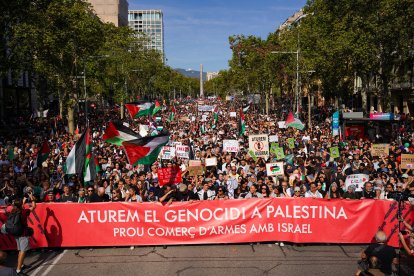La cabecera de la manifestación con el lema “Detengamos el genocidio en Palestina. Basta de comercio de armas con Israel”