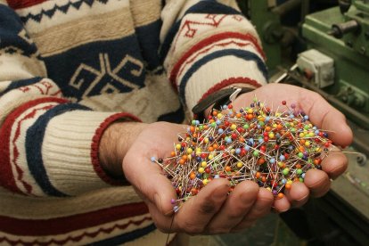 Una muestra de las agujas que produce la fábrica de Montbrió.
