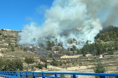 El incendio está cerca de la carretera T-224.