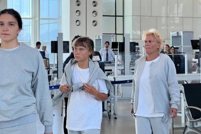 La activista sueca, Greta Thunberg, este lunes en el aeropuerto