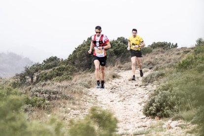 Dos de los participantes en la Ultra Trail del Montsant de 2024.