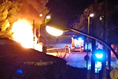 Los vecinos han alertado al 112 al ver las llamas en la calle Gregorio Marañón de Calafell.
