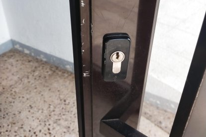 Imagen de la cerradura forzada en uno de los pisos turísticos de Salou