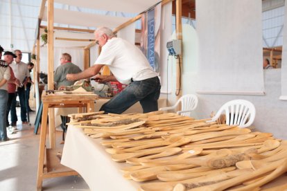 Juanjo Bel, en una parada de la 17a Fira de l'Artesania i la 12a Festa del Moble de la Sénia