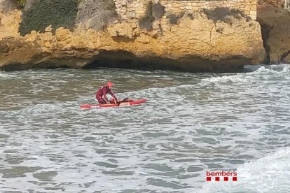 Los Bombers han extraído hasta la orilla a los bañistas uno a uno, empezando por los menores.