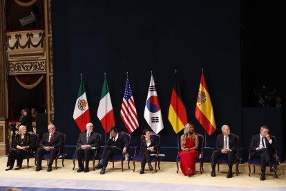 Los galardonados durante la ceremonia de entrega de los Premios Princesa de Asturias celebrada este viernes en el Teatro Campoamor, en Oviedo.