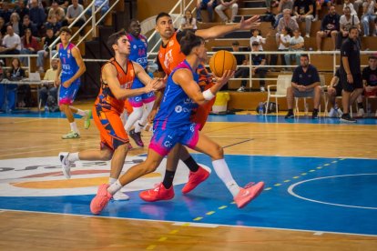 La gran actuación de Íker Fernández, con 16 puntos y 22 de valoración, fue una de las claves de la victoria.