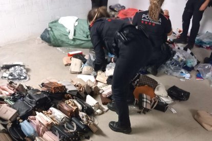 El operativo decomisó más de 6.000 artículos falsificados.