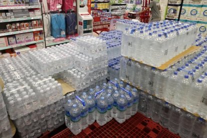 Imagen de archivo de varios lotes de agua embotellada