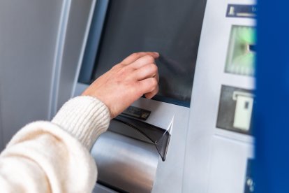 La acusada realizó tres reintegros en un cajero automático por importe de 400 euros cada uno.
CAJERO AUTOMÁTICO