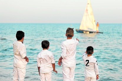 La playa de Calafell es de arena dorada y aguas cristalinas.