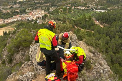 Efectivos de Bombers, durante el rescate.