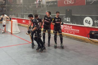 Los jugadores del Calafell celebran el 2-3.