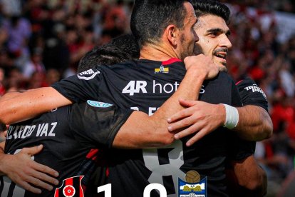 Los jugadores del Reus celebrando el primer gol de Xavi Jaime.